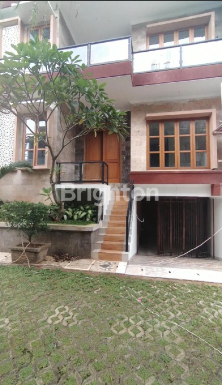 RUMAH MODERN CLASIC DALAM TOWN HOUSE CIPUTAT 