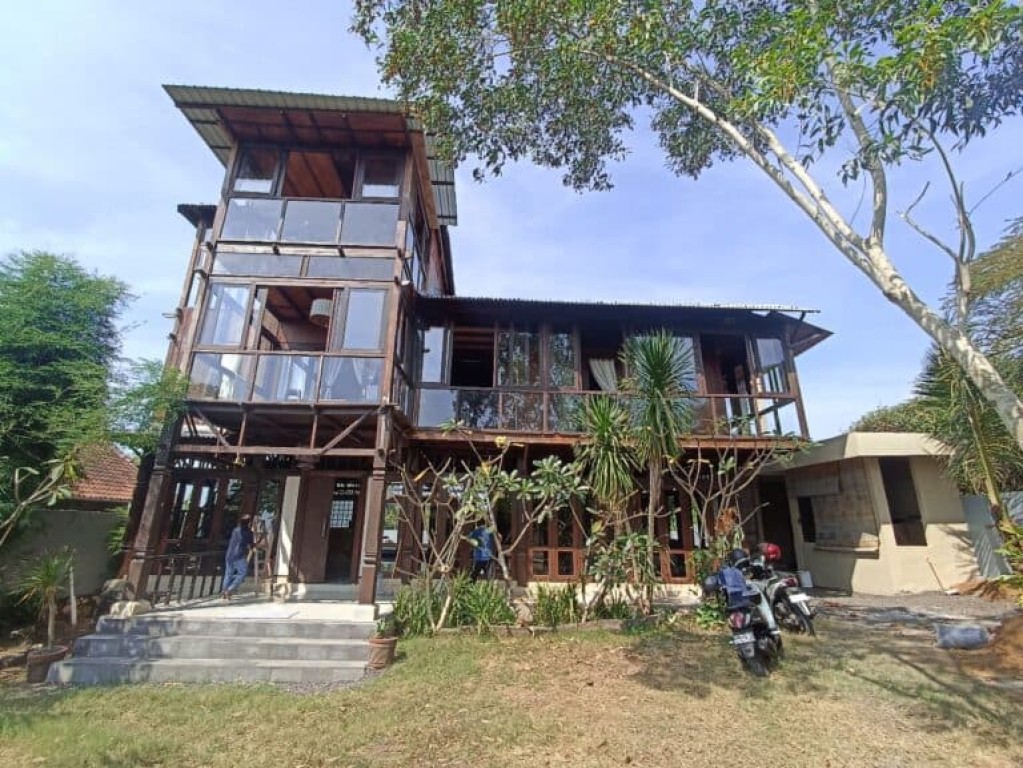 BUC Jual Villa Rumah Kayu Semi Furnished 3 Lantai 