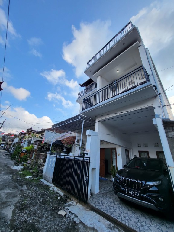 DIJUAL RUMAH CANTIK MODERN 3 LANTAI DEKAT DENGAN 