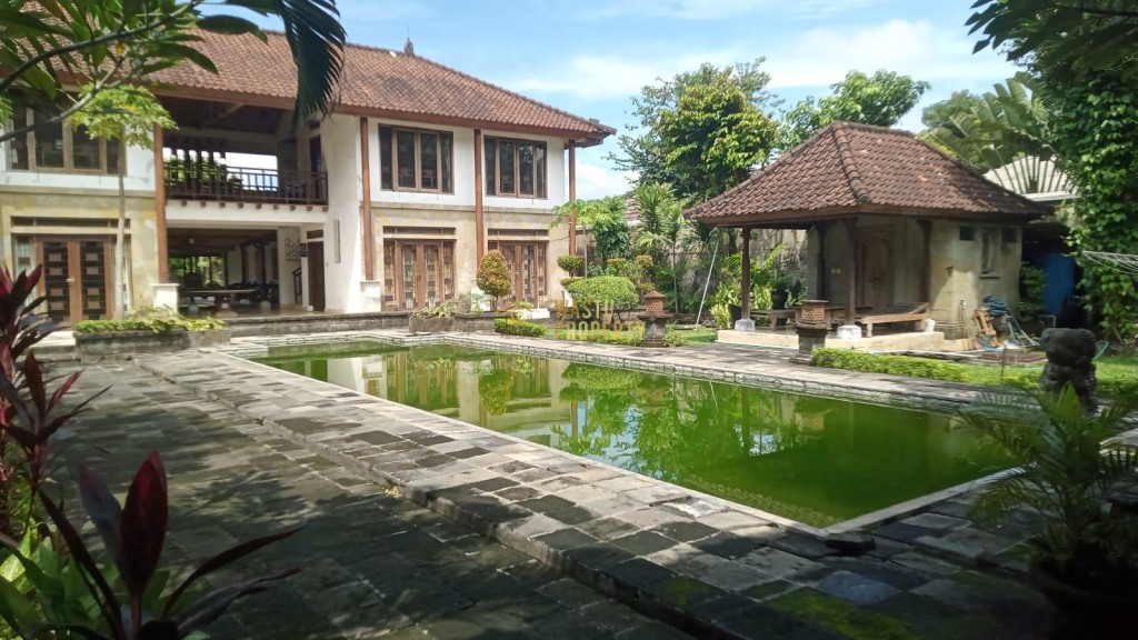 DIJUAL RUMAH SECOND BESAR MEWAH DI JL. RAYA 