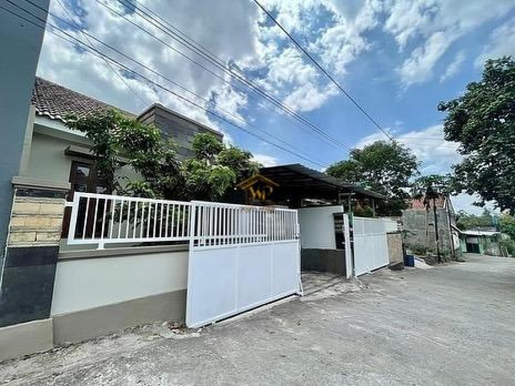 DIJUAL RUMAH SEMI FURNISH, TANAH 207M2, DEKAT 