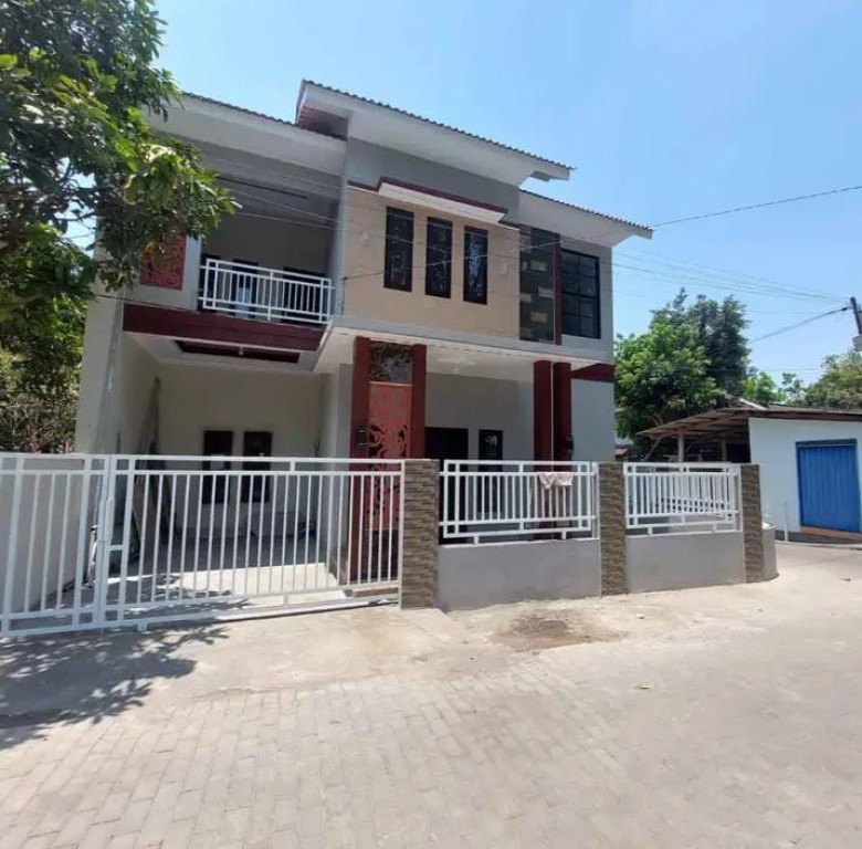 DIJUAL RUMAH SIAP HUNI POSISI HOOK DEKAT KAMPUS 