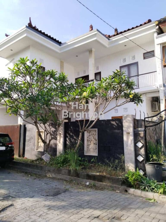 Dijual Rumah Furnished 2 Lantai 3+1 Kamar Taman 