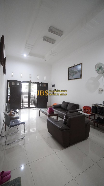 Dijual Villa 1,5 Tingkat di Jalan Damar II (Dekat 