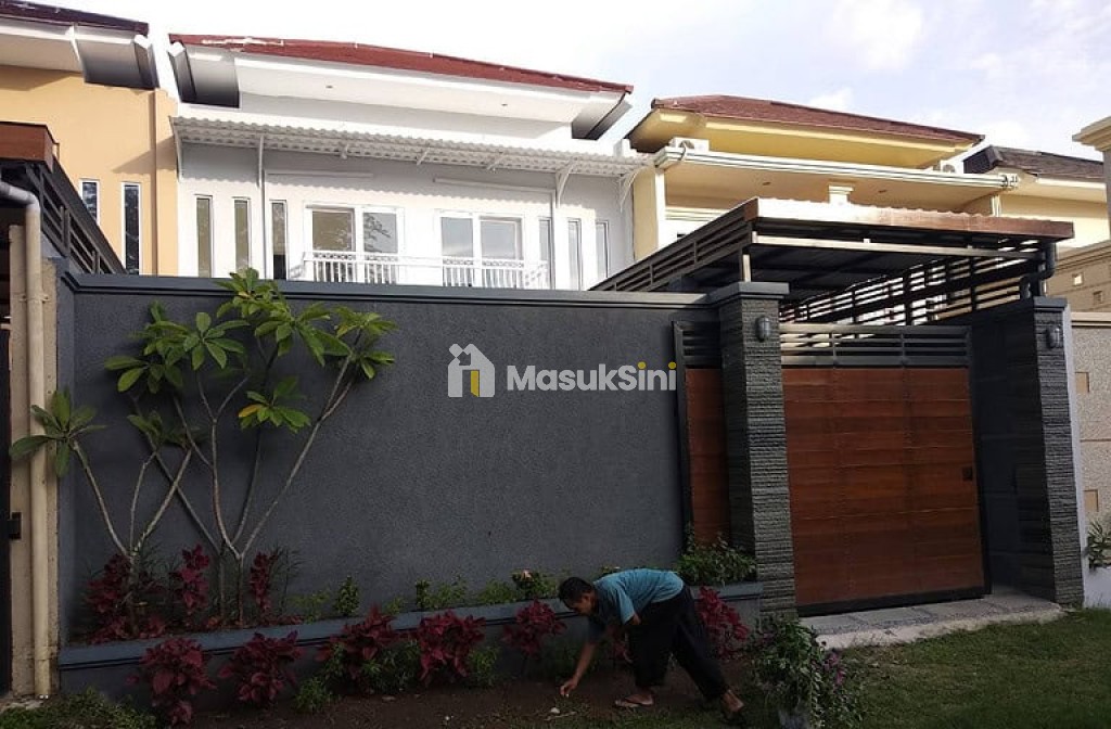 Dijual Villa 2 Lantai 2 Kamar Senggigi Lombok 