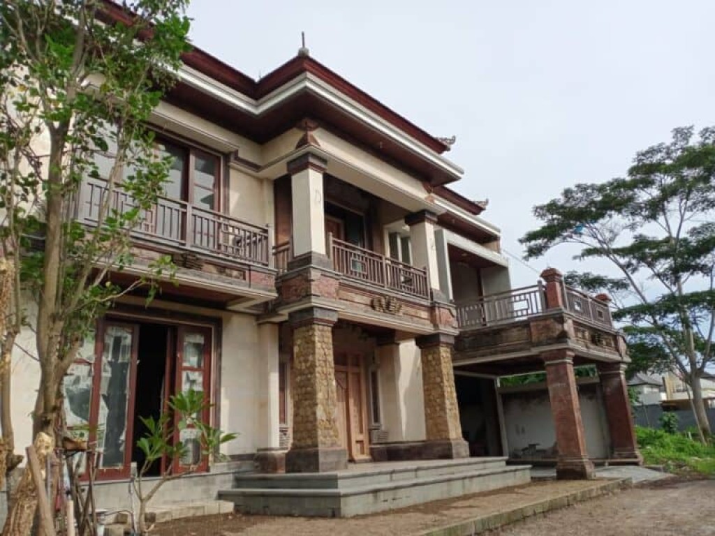 Dijual Villa Hadap Barat 2 Lantai 7 Kamar 