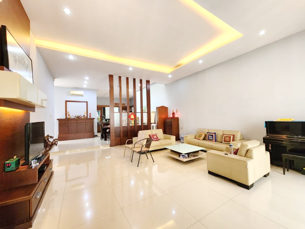 Dijual Villa Lux Komplek Malibu Indah di Medan 