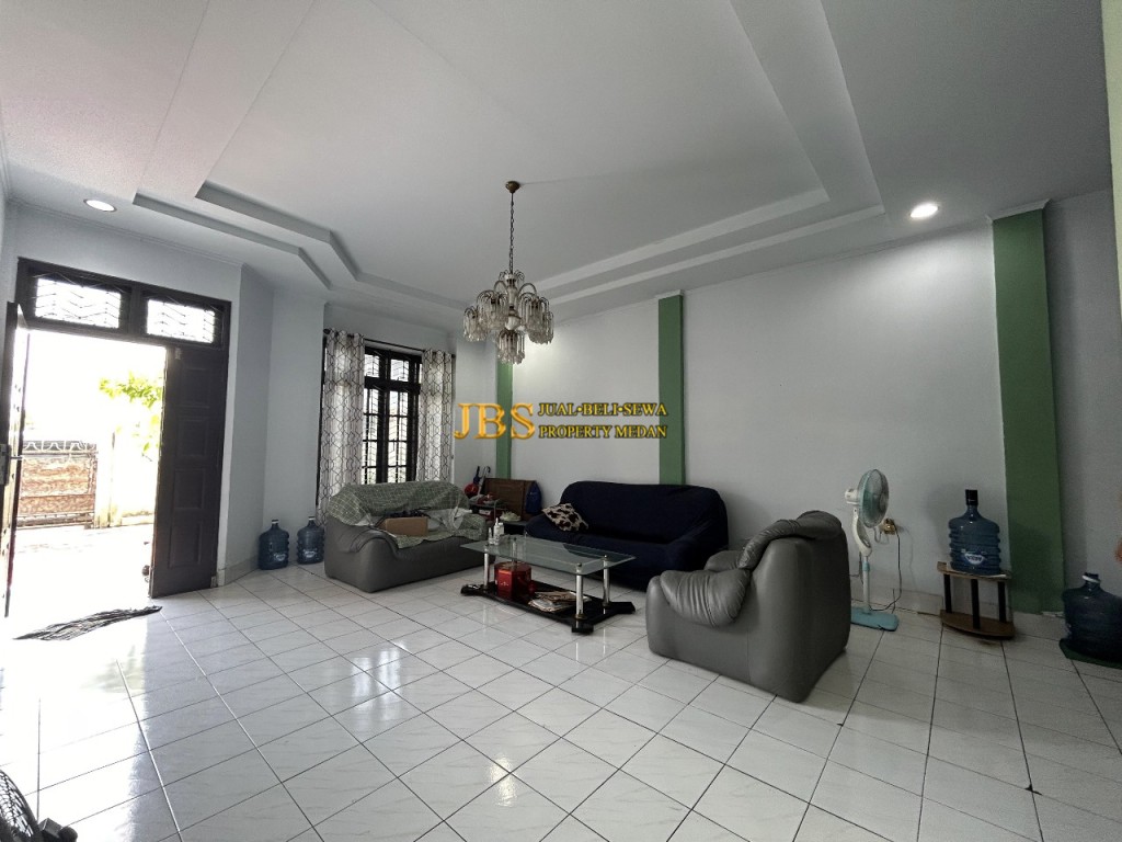 Dijual Villa di Komplek Taman Polonia Jalan Taman 