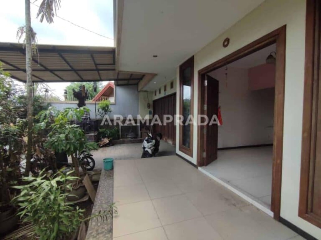 Jual Rumah 8 Kamar Taman Depan Belakang Garasi 