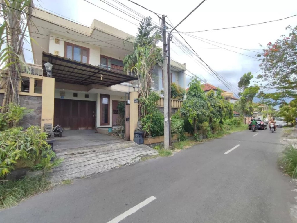 Jual Rumah Bagus 2 Lantai di Jalan Gatot Subroto 