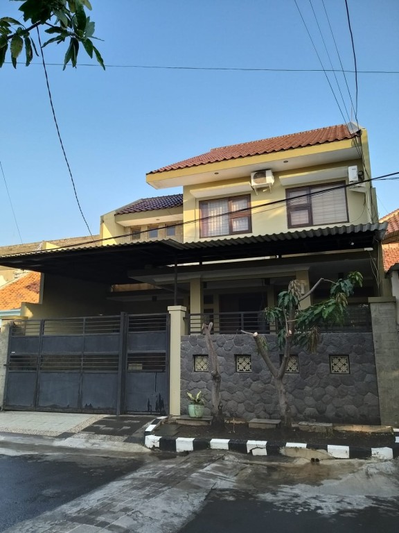 Jual Rumah Dua Lantai Bagus di Jalan Rungkut Asri 