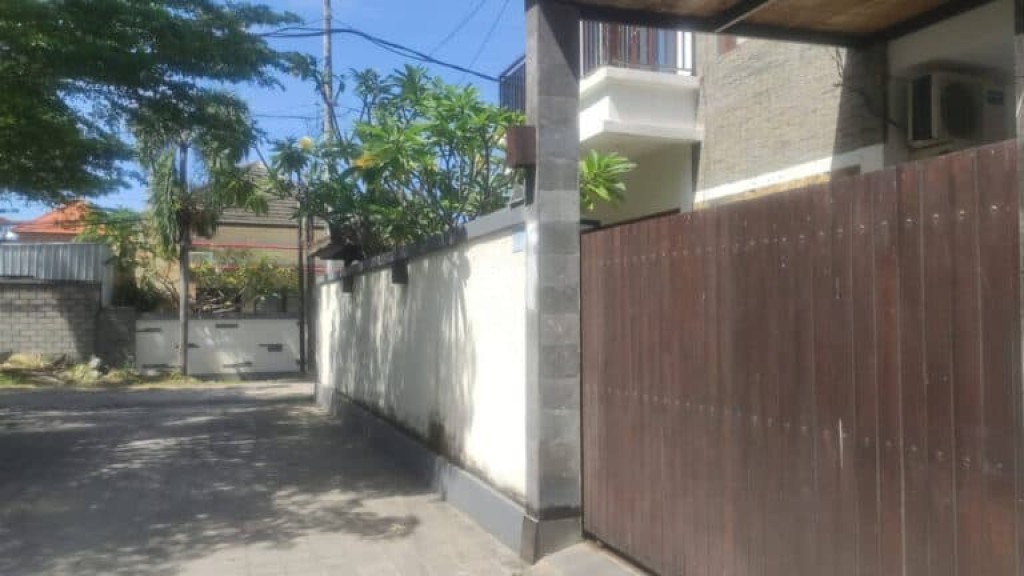 Jual Rumah Semi Villa Hadap Utara 3 Kamar Garasi 