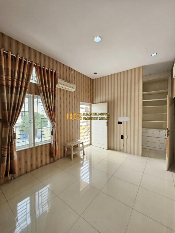 Jual Villa 2,5 Tingkat di Komplek Denai Avenue - 