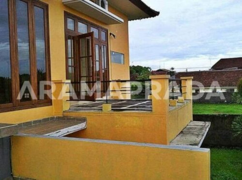 Jual Villa View Sawah 2 Lantai 4+1 Kamar 