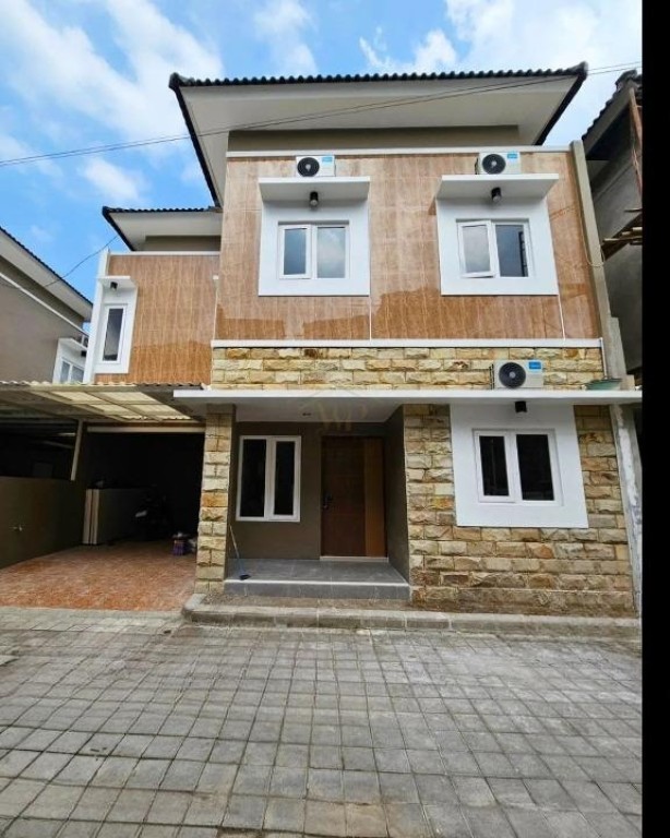 RUMAH 2 LANTAI, FULL FURNISHED, 4 KM KE KAMPUS 