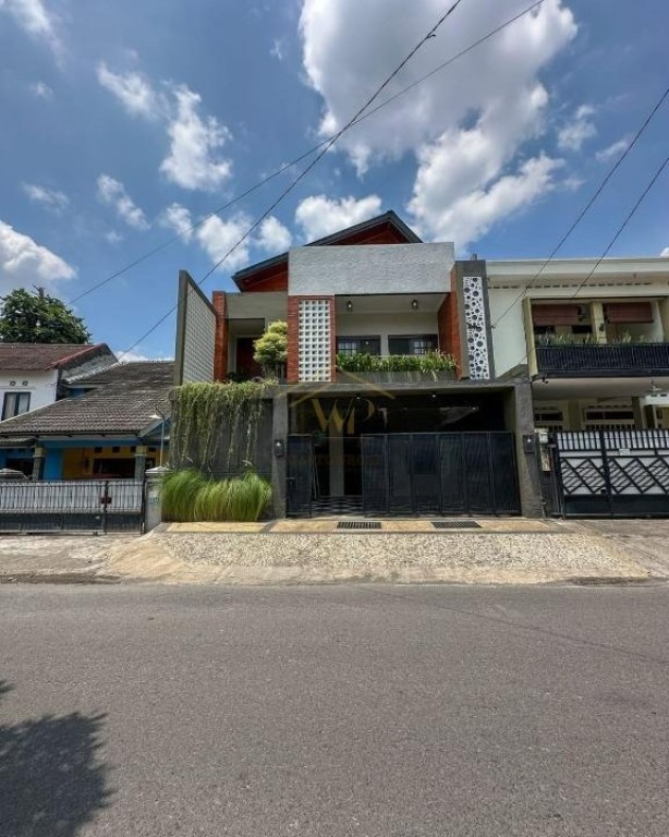 RUMAH 3 LANTAI BONUS ROOFTOPCANTIK DI MAGUWOHARJO 