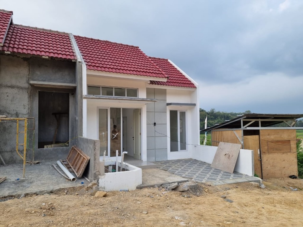 RUMAH CANTIK FASILITAS KOLAM RENANG DI GODEAN, 