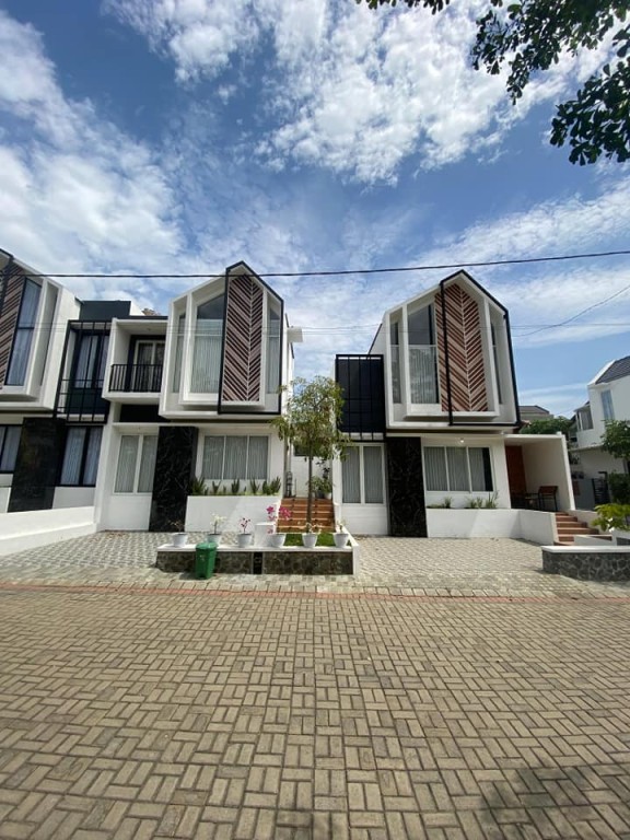 RUMAH CLUSTER 2 LANTAI LOKASI BURING DEKAT PUSAT 