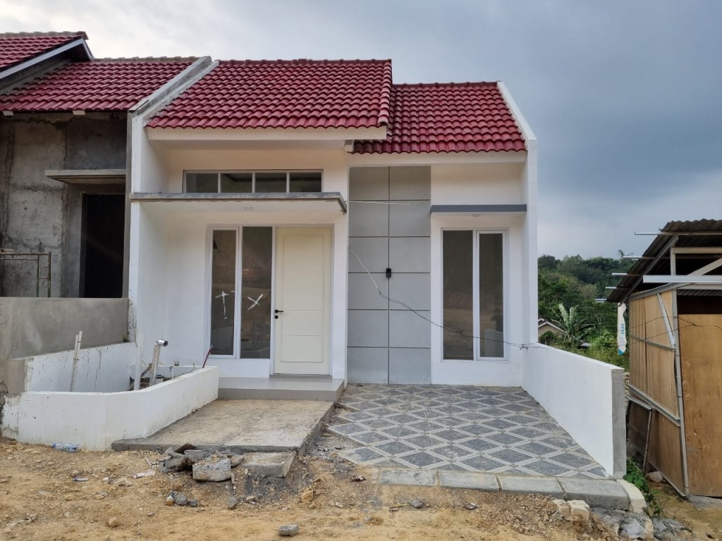 RUMAH DI PERUMAHAN TERBESAR DI SEYEGAN DENGAN 