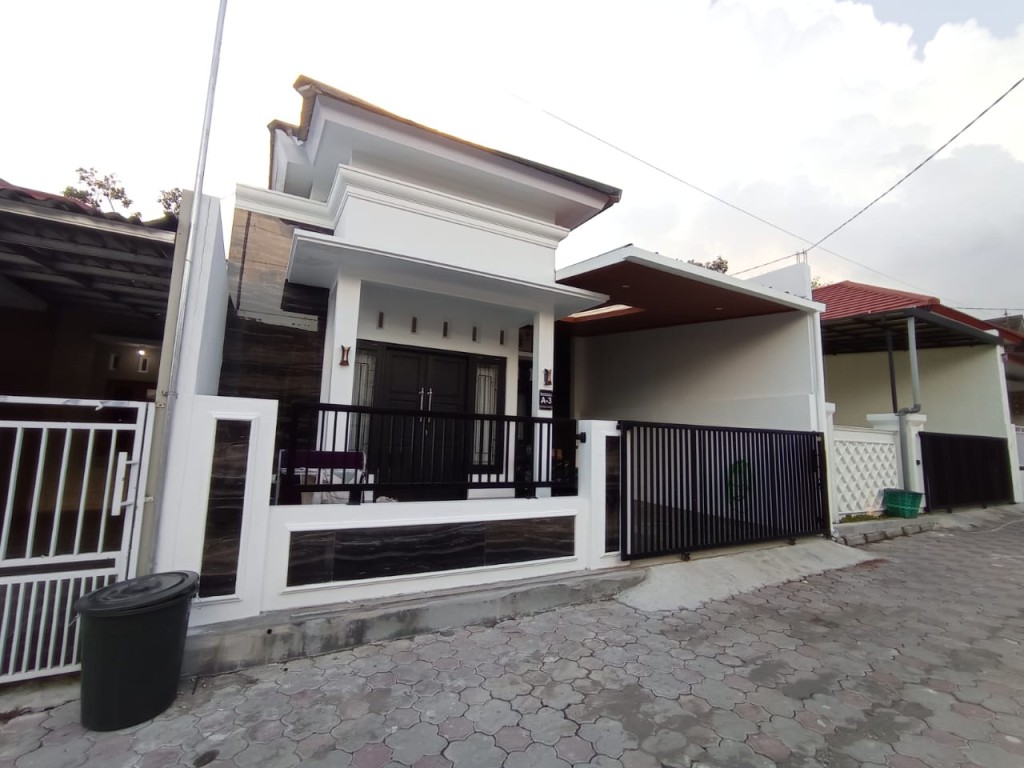 RUMAH DI SLEMAN HANYA 10 MENIT DARI JALAN RAYA 