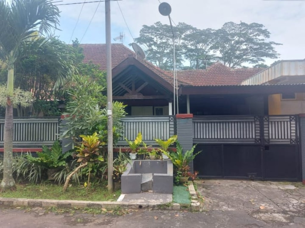 RUMAH KLASIK di SIMPANG IJEN 