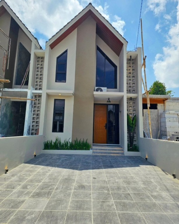 RUMAH MEWAH 2 LANTAI DENGAN FULL FURNISH DEKAT 