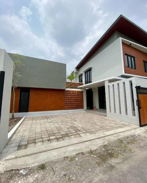 RUMAH MEWAH 2 LANTAI DI NGAGLIK, DEKAT DENGAN 