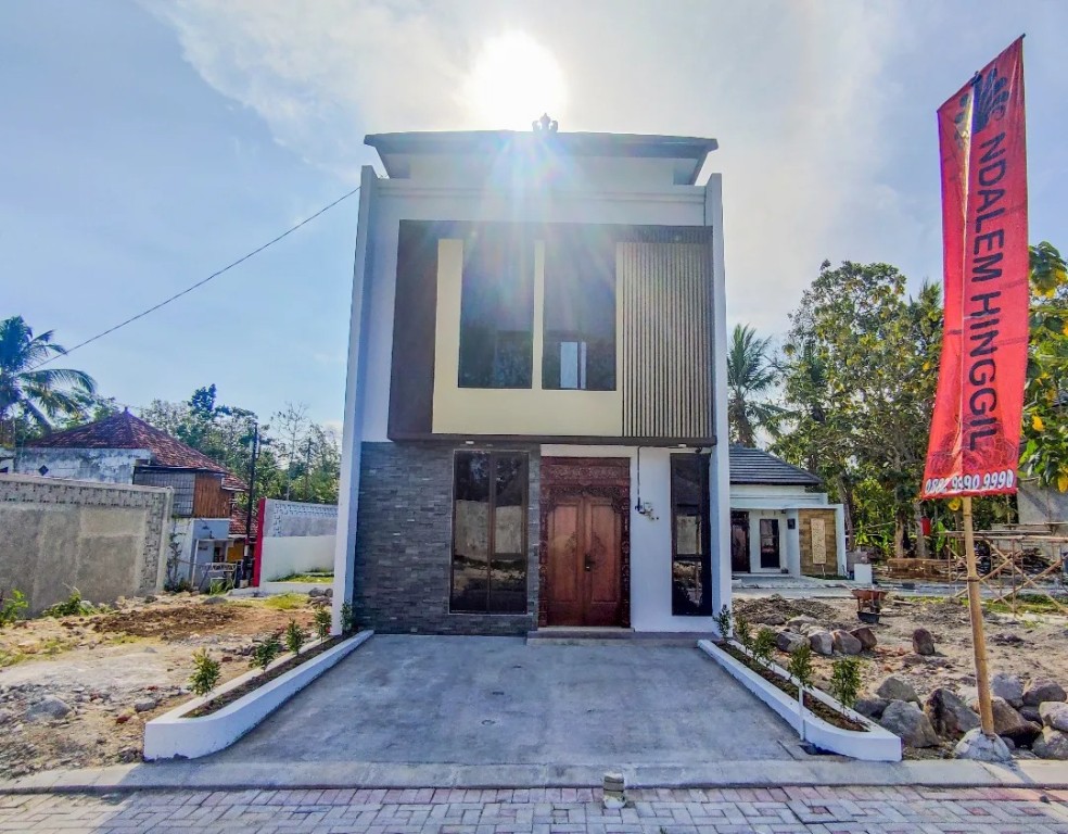 RUMAH MEWAH DALAM PERUMAHAN DEKAT JALAN NASIONAL 