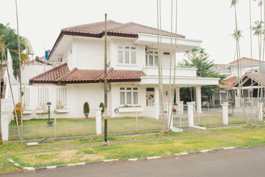 RUMAH MEWAH DALAM PERUMAHAN DI CINERE MAS DEKAT 