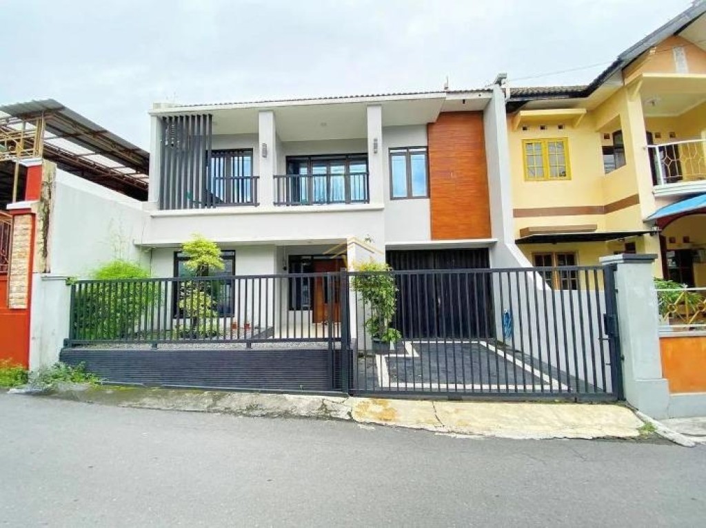 RUMAH MEWAH FULL FURNISHED STRATEGIS DEKAT KAMPUS 