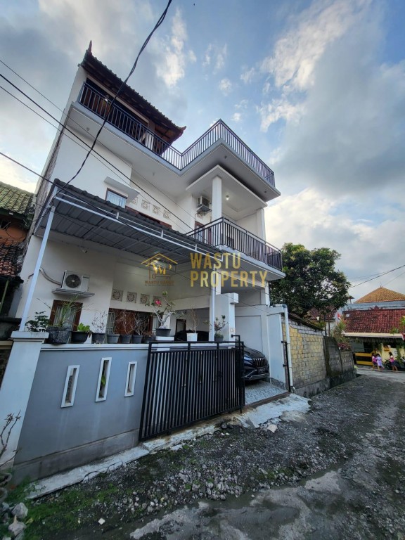 RUMAH MEWAH SIAP HUNI DEKAT PANTAI JIMBARAN, BALI 