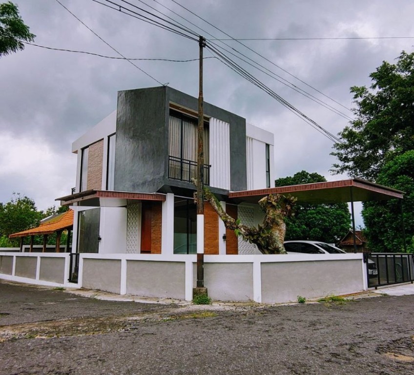 RUMAH MEWAH SIAP HUNI DI SLEMAN DEKAT TAMAN 