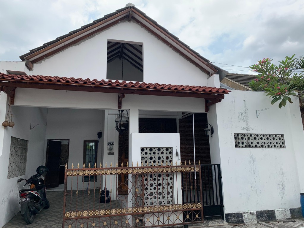 RUMAH MODERN DI BANTUL DALAM PERUMAHAN DEKAT 