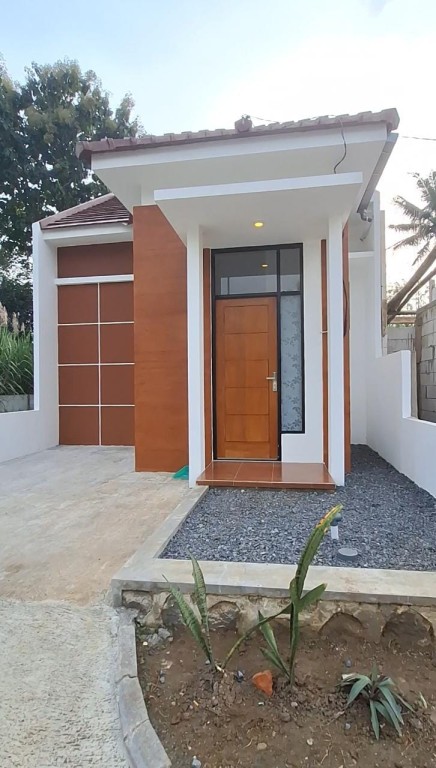 RUMAH MODERN LOKASI DEKAT PASAR PAKIS MALANG 