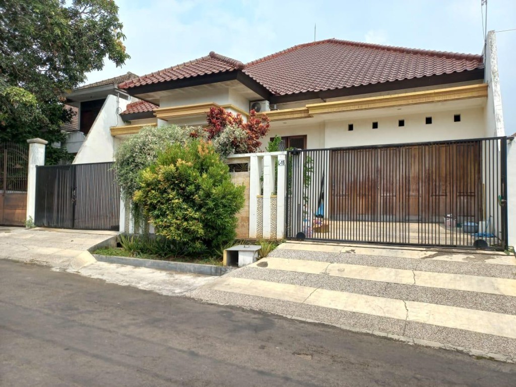 RUMAH MODERN LOKASI DIENG MALANG 