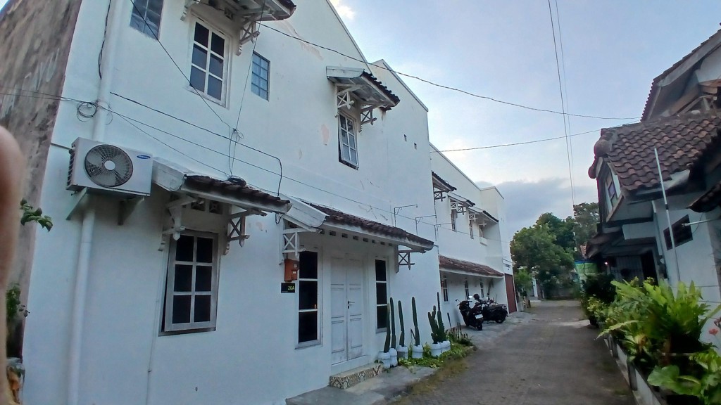 RUMAH TINGGAL & KOS CANTIK 28 KAMAR, 4 MENIT DARI 