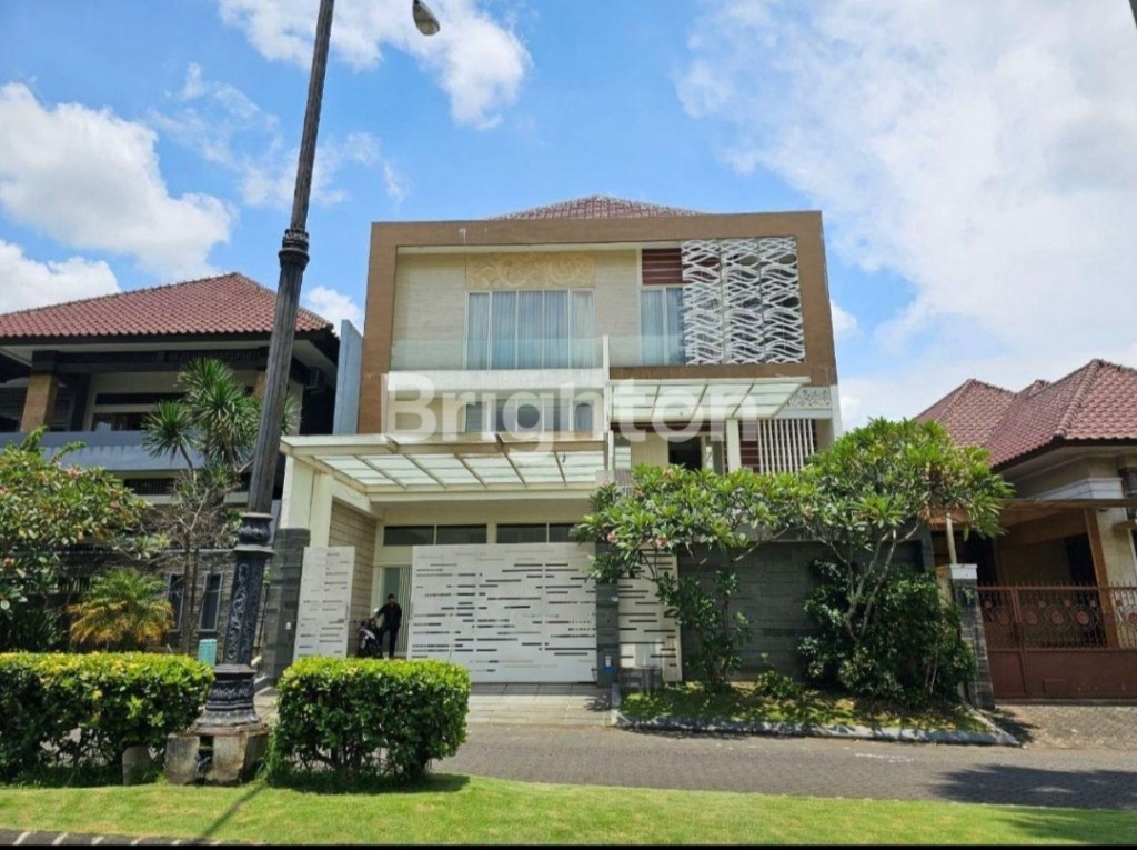 Rumah 2Lantai + kolam renang, area tengah kota 