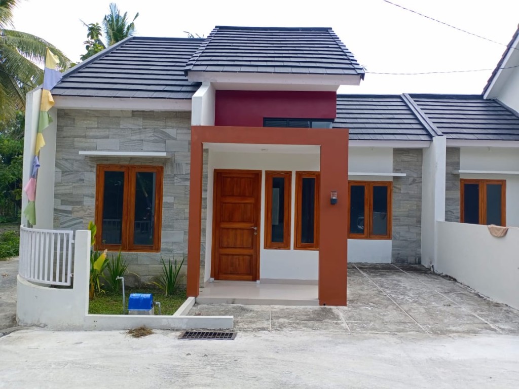 Rumah Cantik Siap Huni,Pinggir Jalan Raya 