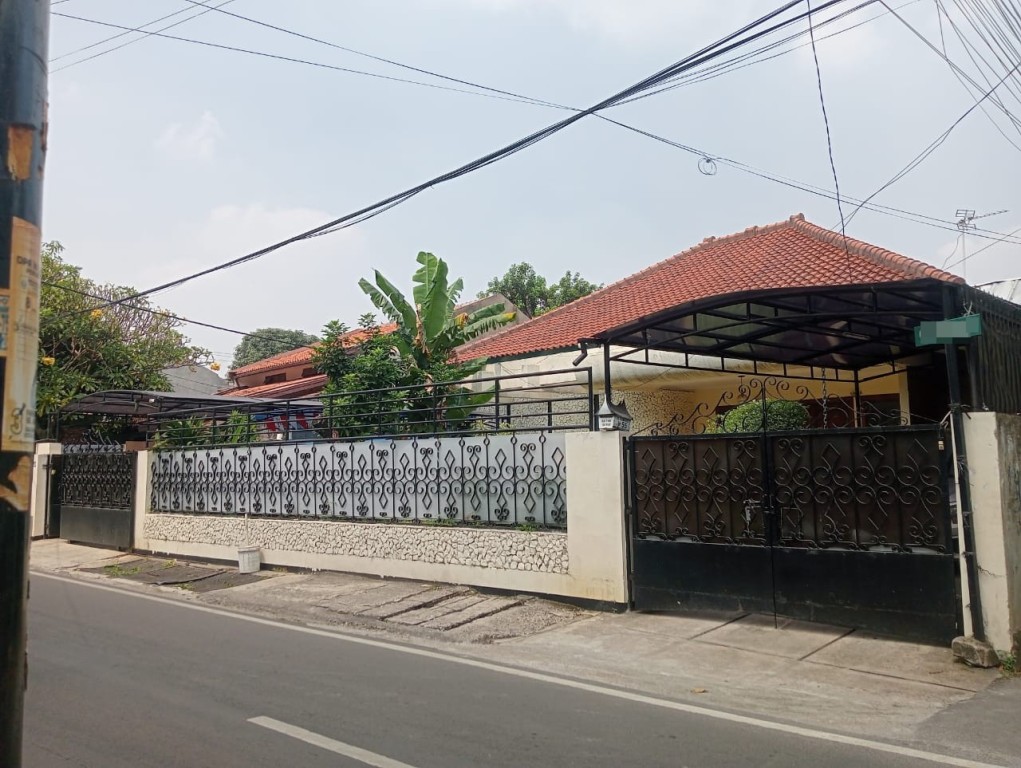 Rumah Lama Bagus di Area Pejaten Barat Kota 