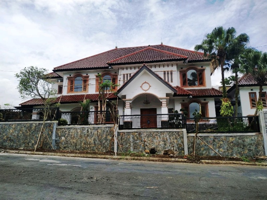 Rumah Luas Siap Huni Dijual di Villa Puncak Tidar