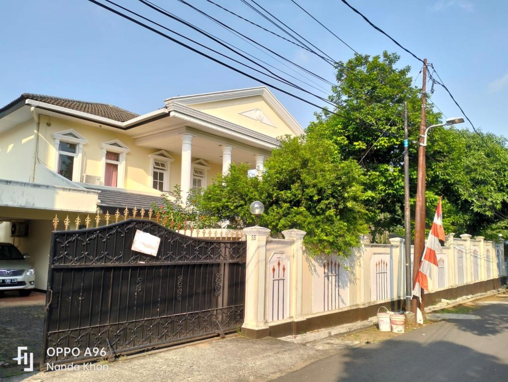 Rumah Mewah Klasik dengan swimming pool siap pakai 