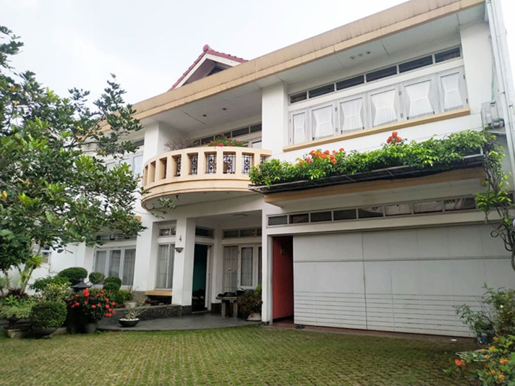 Rumah Mewah Terawat Strategis  5 KT 4 KT di Sayap 