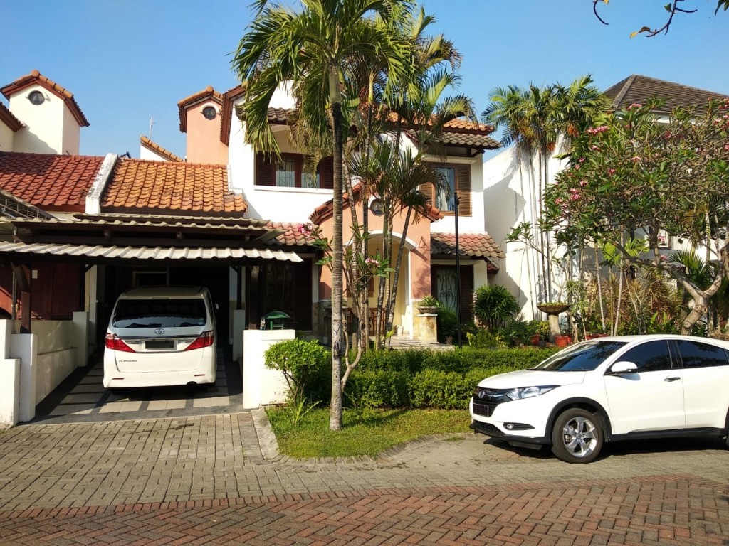 Rumah di Crystal Golf Citraland, Surabaya Barat 
