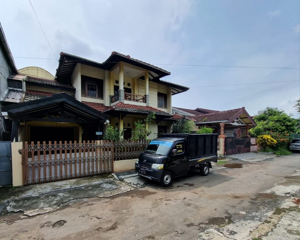 Rumah elegan besar desain vintage di Lowokwaru 