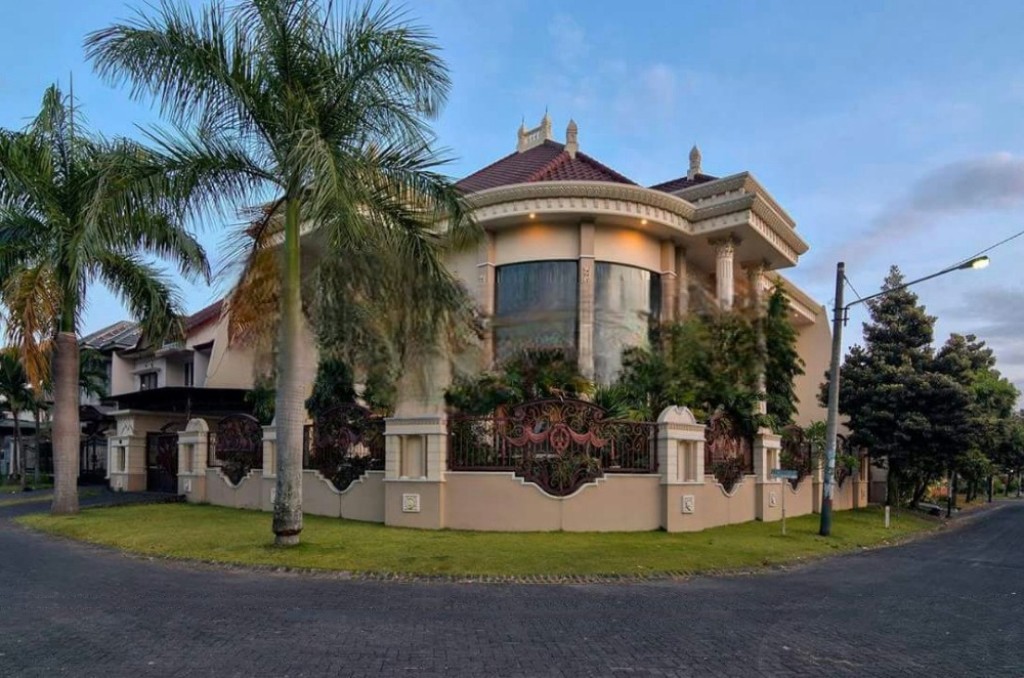 Rumah mewah 2 lantai posisi hook di Araya Malang