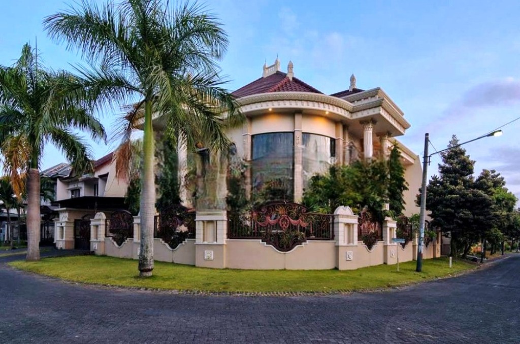 Rumah mewah 2 lantai posisi hook di Araya Malang 