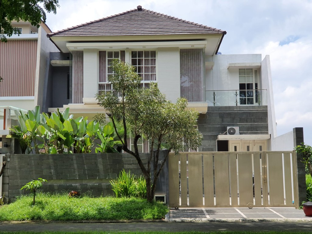 Rumah minimalis ada kolam renang pribadi 