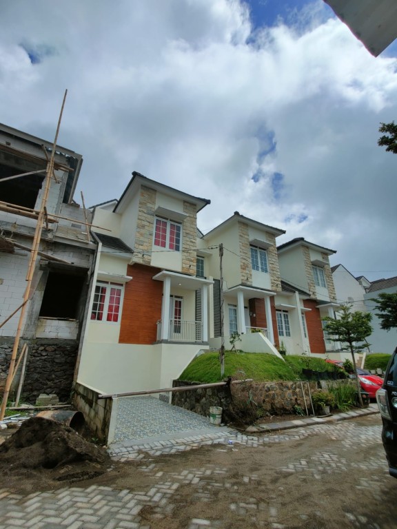 Rumah modern 2 lantai siap huni di Dau malang 