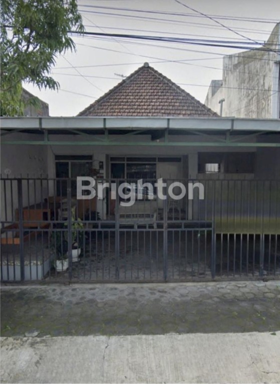 Rumah unik bentuk T, area tengah kota Malang 