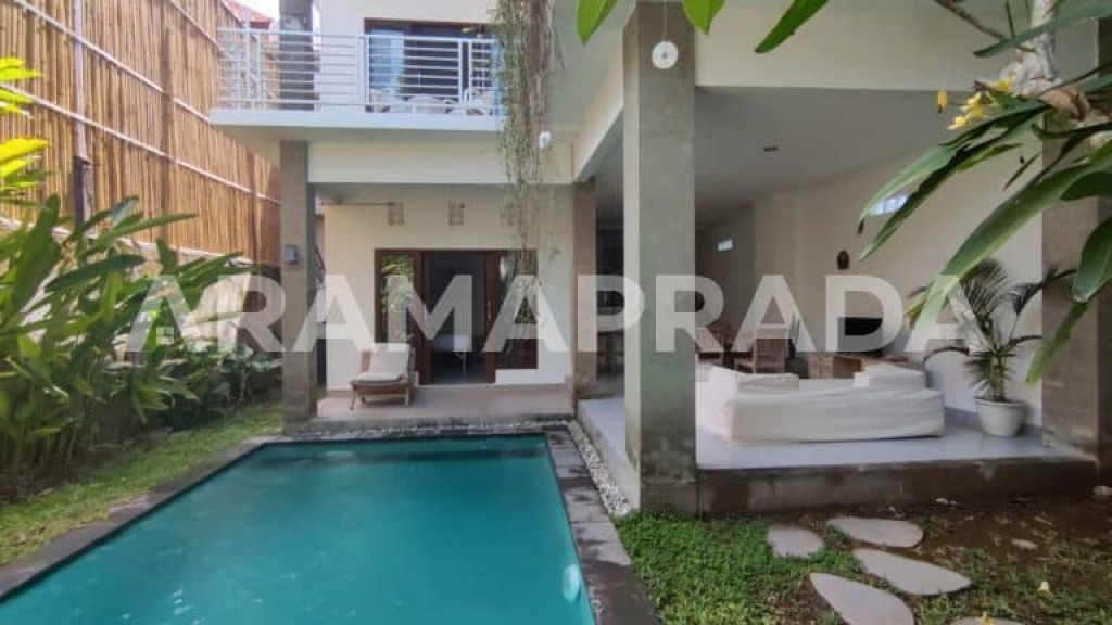 Sewa Villa 2 Lantai 3 Kamar Lingkungan Tenang 